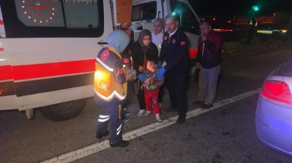 Kırmızı ışıkta duran otomobile arkadan çarptı! 1'i çocuk 5 yaralı